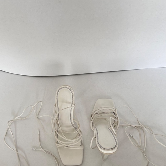 White heeled strappy sandals - Picture 4 of 4